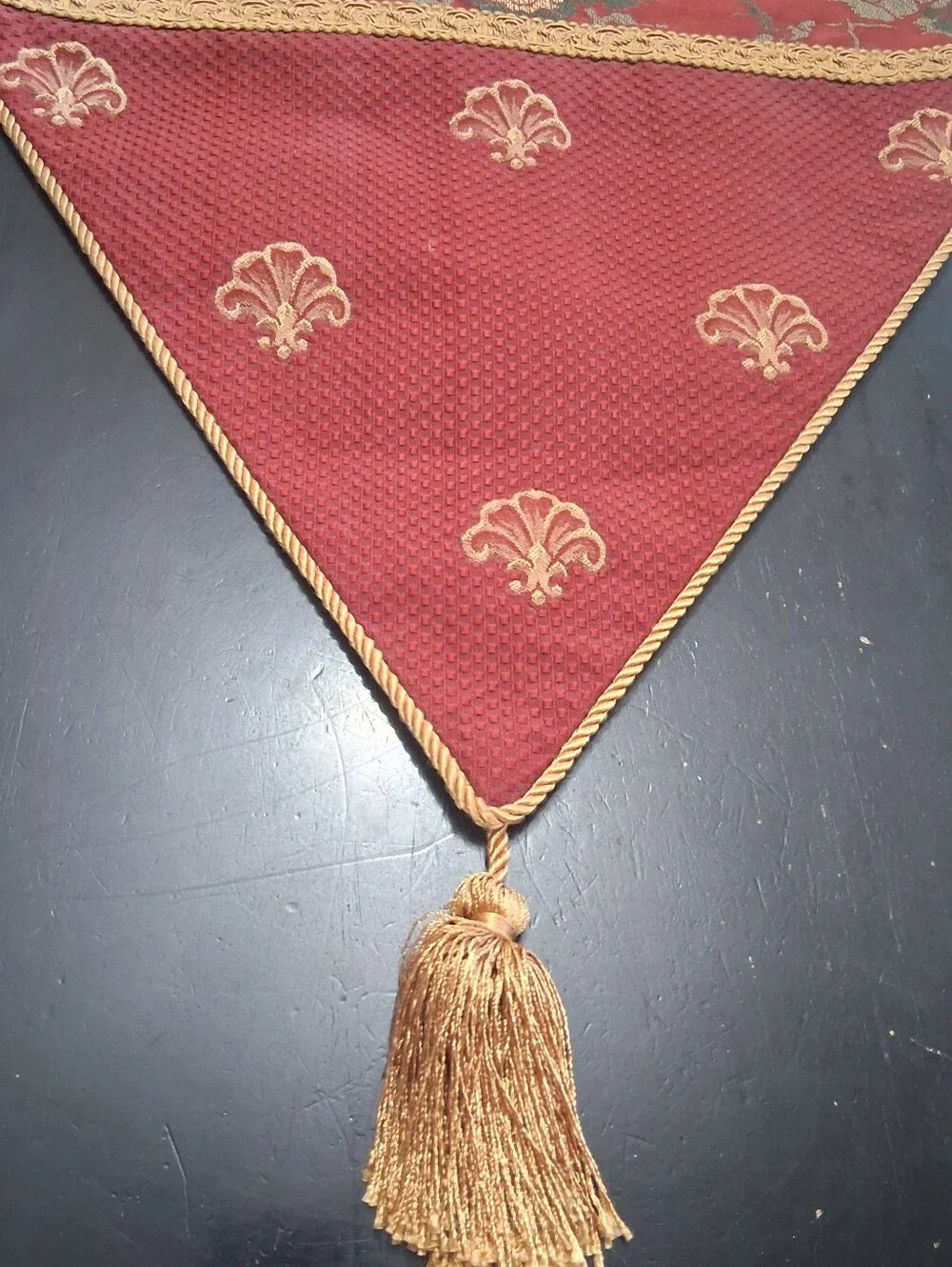 Traditional Damask Table Runner      17